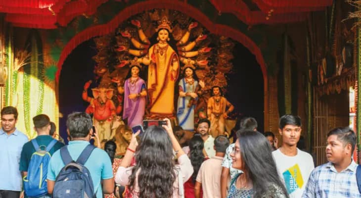 রোদ উঠতেই নতুন জামা গায়ে মণ্ডপে, ‘ঠাকুর দেখা যাবে না?’ পুলিশকে প্রশ্ন তরুণীর