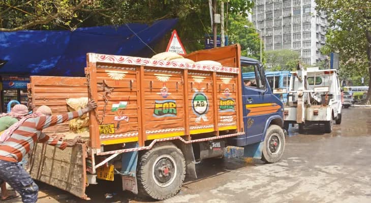 জলে দেহ রেখেছে বাস-গাড়ি-বাইক! ‘হাউসফুল’ সার্ভিস সেন্টার
