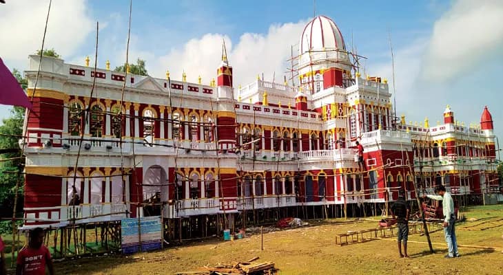 জলচক গোকুলচক নাটেশ্বরী বাজার সর্বজনীনের থিম কোচবিহার রাজবাড়ি