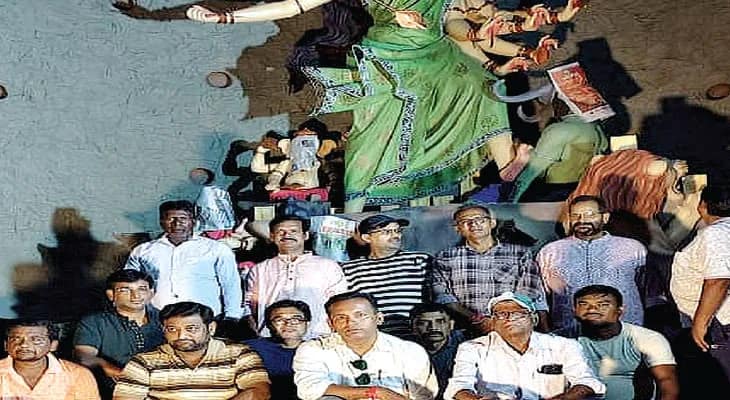 ঝাড়গ্রামের সংঘমিত্র ব্যায়াম সমিতির থিম, আমরা এখনও মাটির পুতুল গড়ি