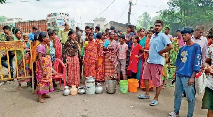 উৎসবের মরশুমে পানীয় জলের হাহাকার রানিগঞ্জ ও জামুড়িয়ায়