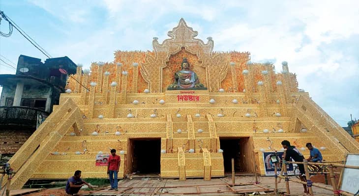 বৌদ্ধ মন্দিরের আদলে মণ্ডপ, নজর কাড়তে তৈরি চৈতন্যপুর নিউস্টার