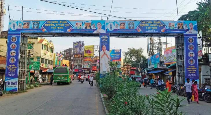 পুজো উদ্বোধনে পদ্মকে টেক্কা ঘাসফুল শিবিরের, আরামবাগে জনসংযোগ প্রতিযোগিতায় দুই দল