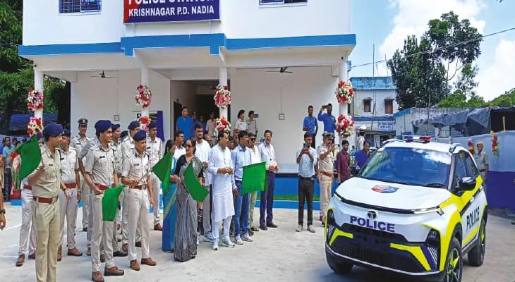 জ্বালানির খরচে রাশ, কৃষ্ণনগর পুলিশ পেল ৬টি ইলেক্ট্রিক গাড়ি