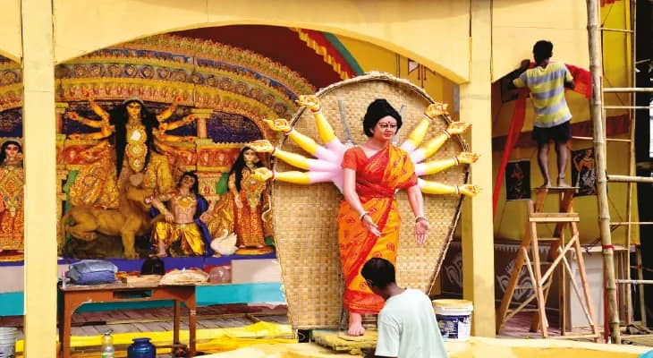 বারুইপুর থেকে মন্দিরবাজার, রোদের দেখা মিলতেই মণ্ডপ সাজানোর ব্যস্ততা