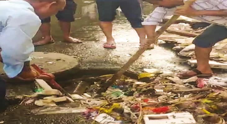 ম্যানহোলে কাঁড়ি কাঁড়ি প্লাস্টিক-ডাবের খোল, জমে থাকা জল নামবে কী করে! কলকাতাবাসীর নাগরিক-সচেতনতা নিয়ে উঠছে প্রশ্ন