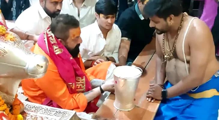 মধ্যপ্রদেশের উজ্জয়িনীতে মহাকালেশ্বর মন্দিরে পুজো দিলেন অভিনেতা সঞ্জয় দত্ত