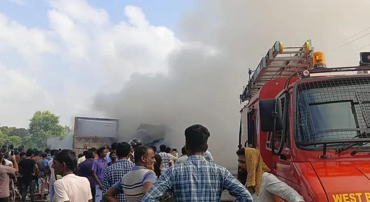 সাত সকালেই সংঘর্ষের জেরে দুটি লরিতে অগ্নিকাণ্ড, মৃত ২
