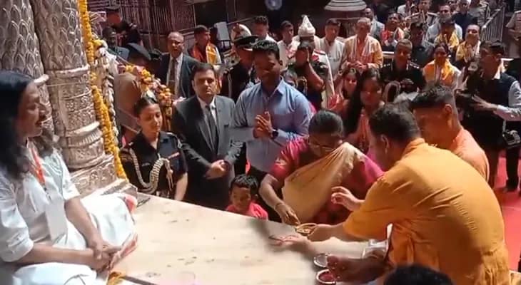 উত্তরপ্রদেশের মথুরায় বাঁকে বিহারি মন্দিরে পুজো দিলেন রাষ্ট্রপতি দ্রৌপদী মুর্মু