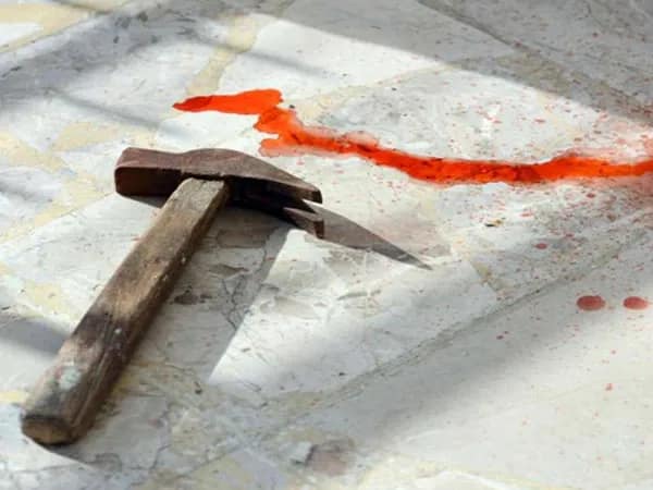 মাকে ধারাল অস্ত্র দিয়ে কোপানোর অভিযোগ, কাঠগড়ায় ছেলে