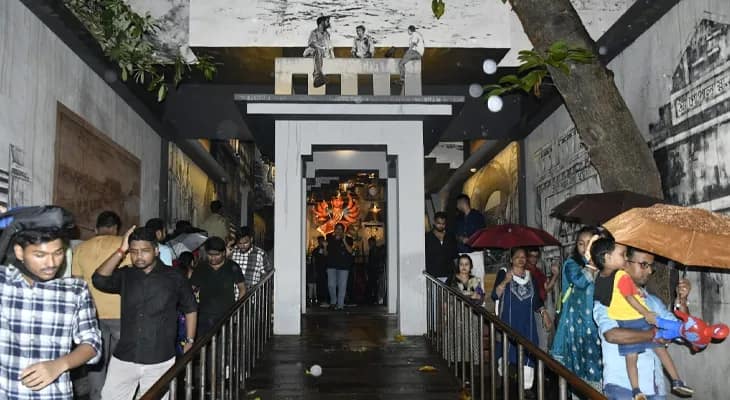 বৃষ্টির সঙ্গেই চলছে প্যান্ডেল হপিং, হাতিবাগান সর্বজনীনে ছাতা মাথায় দর্শনার্থীদের ঢল