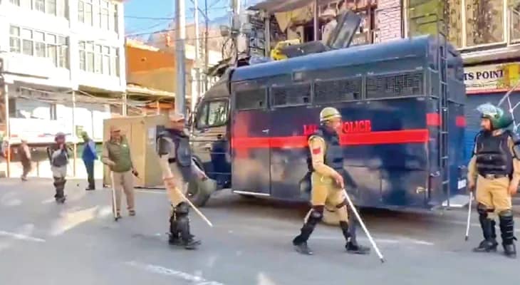 নেপালের ২ নাগরিক গ্রেফতার, কার্ফু অব্যাহত থমথমে লাদাখে! ‘প্রতিশ্রুতি পালনে ব্যর্থতা’, কেন্দ্রকে নিশানা বিরোধীদের