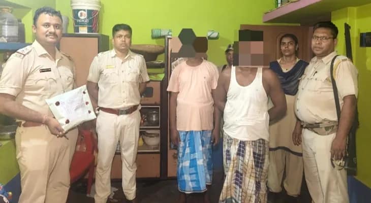 বৃহস্পতিবার লালগোলা থানার দক্ষিণ লতিবের পাড়া গ্রামে অভিযান চালিয়ে উদ্ধার ১ কেজি ৫০ গ্রাম হেরোইন, গ্রেপ্তার ২