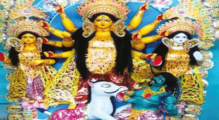 নেই কার্তিক-গণেশ, নৈহাটির ভট্টাচার্য বাড়িতে দুই মেয়েকে নিয়ে আসেন উমা