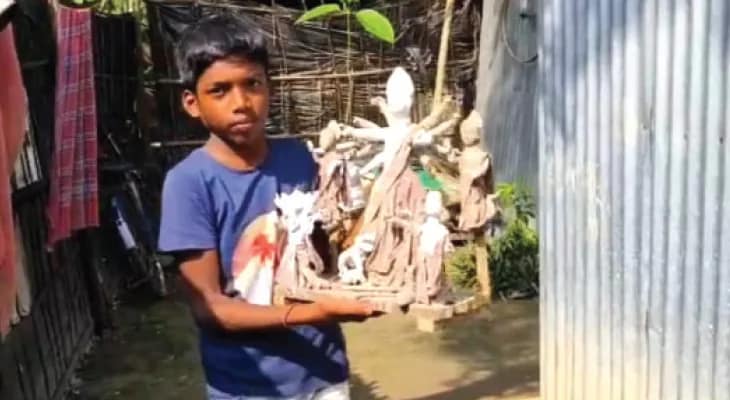 বন্দরগছে পঞ্চম শ্রেণির ছাত্র মৃণালের ছোট্ট দুর্গা দেখতে ভিড় দেবনাথ বাড়িতে