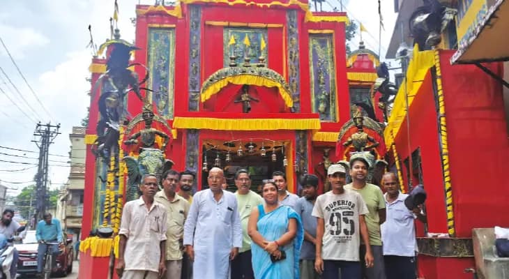 মেদিনীপুর শহরে সুজাগঞ্জ সর্বজনীনের থিম বাংলার ঐহিত্যবাহী ডোকরা শিল্প