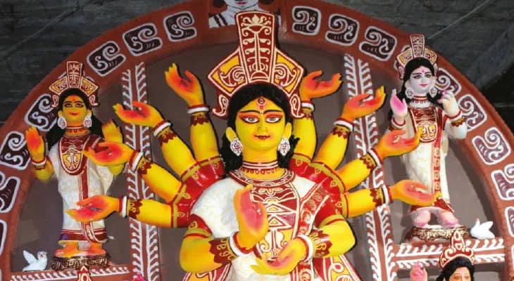 পাহাড়-সমতলে থিম প্রতিমার ছড়াছড়ি, পাল যুগ-জেন জি’র কোলাজ, নটরাজ থেকে গ্রামীণ বধূর রূপ