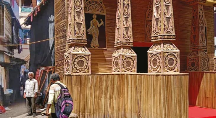 বালিগঞ্জে শুকোচ্ছে চাল-ডাল, গড়িয়াহাটে চলল পুজো-শপিং