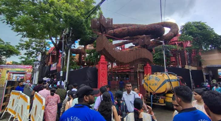 সকাল থেকেই খুলে দেওয়া হয়েছে চেতলার পুজো মণ্ডপ, ঠাকুর দেখার ঢল