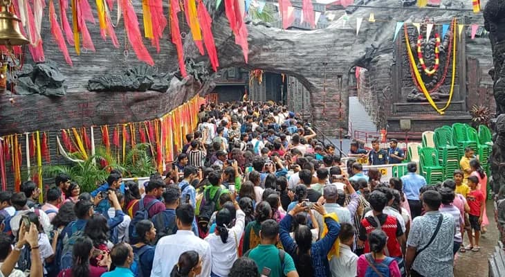 বিকেল থেকেই ত্রিধারাতে জনজোয়ার