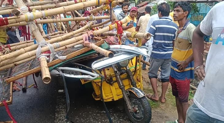 প্রাকৃতিক বিপর্যয়ের জেরে সাময়িকভাবে স্তব্ধ বারাসত-টাকি রোড, বন্ধ যান চলাচল