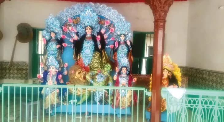 পুজোর বিসর্জনেই নজর কাড়ে কাঁচরাপাড়া়র পালবাড়ি ও নন্দীবাড়ি