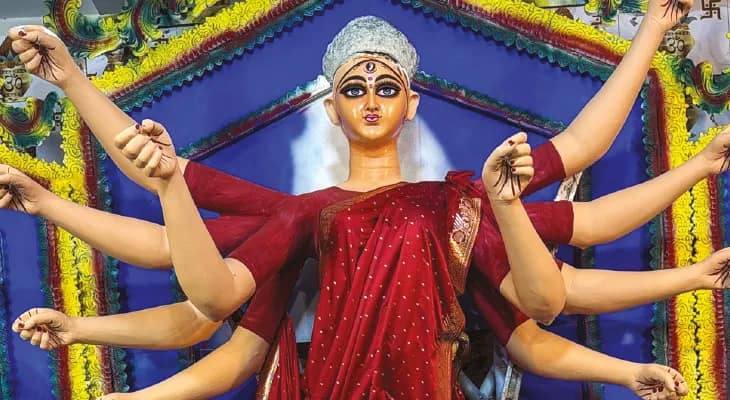 পথে কুড়িয়ে পাওয়া দুর্গামূর্তি  দিয়ে পুজো শুরু সাও বাড়িতে, মায়ের পায়ে আলতা পরান পুরুষরাই