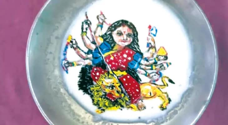 দুধের উপর দুর্গার ছবি, চমক শিল্পীর