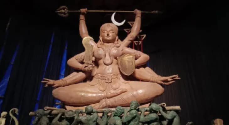 পুজোয় দুর্গার বাহক কুলিদের সম্মান প্রদর্শন দমদম দত্তবাগানে