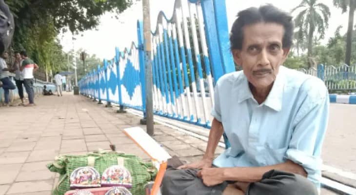 নিজের হাতে তৈরি ছোট্ট একচালার  দুর্গা নিয়ে ফুটপাতে বসেন অমলেন্দু