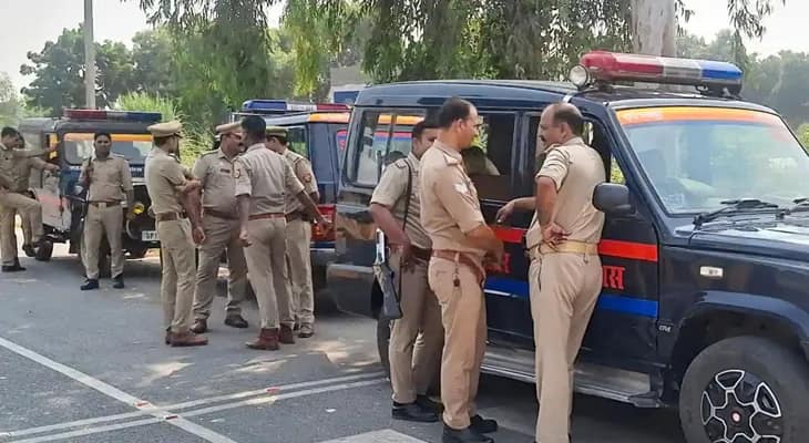 পোস্টার সরানো ঘিরে উত্তেজনা, লাঠিচার্জ