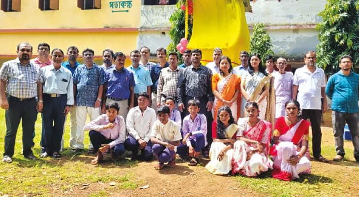 শালবনীর স্কুলে বিদ্যাসাগরের মূর্তি প্রতিষ্ঠা
