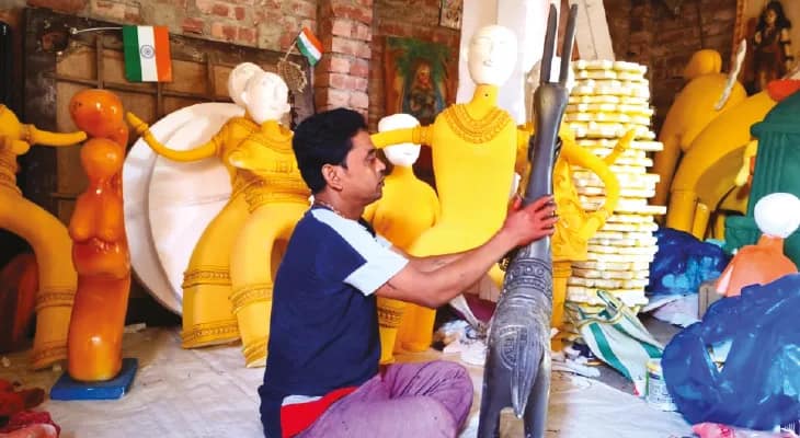 ডোকরা শিল্পকে তুলে ধরা হয়েছে করিমপুর লক্ষ্মীপাড়া আমরা কজন ক্লাবের দুর্গাপুজোয়