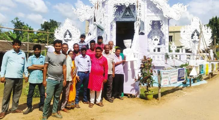 থাইল্যান্ডের বৌদ্ধমন্দিরের আদলে মণ্ডপ আরামবাগের ডোঙ্গল আলুপট্টি সর্বজনীনের