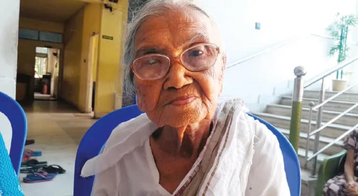 একদা প্রাসাদোপম বাড়িতে হতো বৈভবের দুর্গাপুজো, চোখের জলে আজ বৃদ্ধাশ্রমে স্মৃতি খোঁড়েন নবতিপর বৃদ্ধা