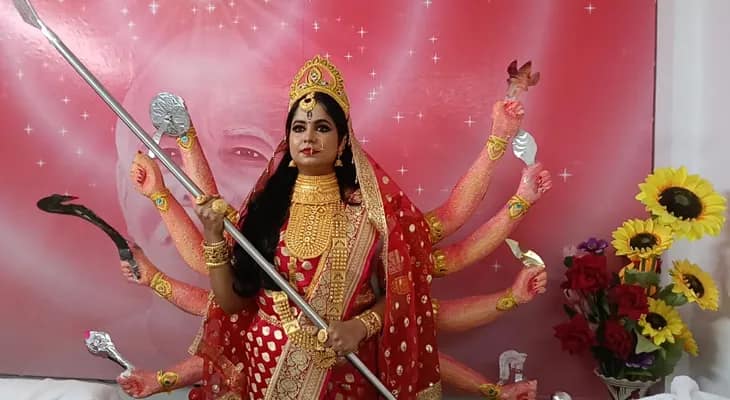 হলদিবাড়ি উত্তরপাড়া ইউনাইটেড ক্লাবে এবার জীবন্ত দুর্গা, ভিড় জমছে মণ্ডপে