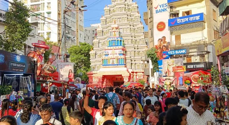 জমে উঠেছে পুজো, একডালিয়া এভারগ্রিনে মানুষের ঢল