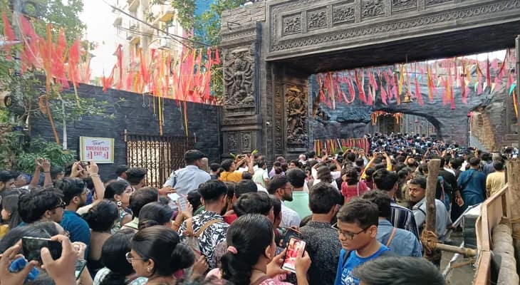 পঞ্চমীতে ত্রিধারায় জনজোয়ার, ঠাকুর দেখতে ভিড় দর্শনার্থীদের