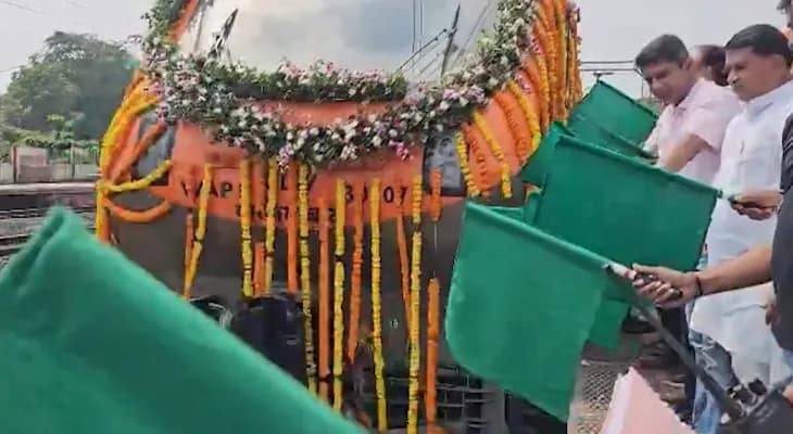 গুজরাতের তাপিতে রাজ্যের প্রথম অমৃত ভারত ট্রেনের উদ্বোধন