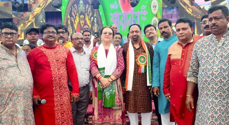 পশ্চিম মেদিনীপুরের বেলদাতে একটি ক্লাবের পুজো উদ্বোধন করলেন বলিউড খ্যাত নায়িকা মন্দাকিনী