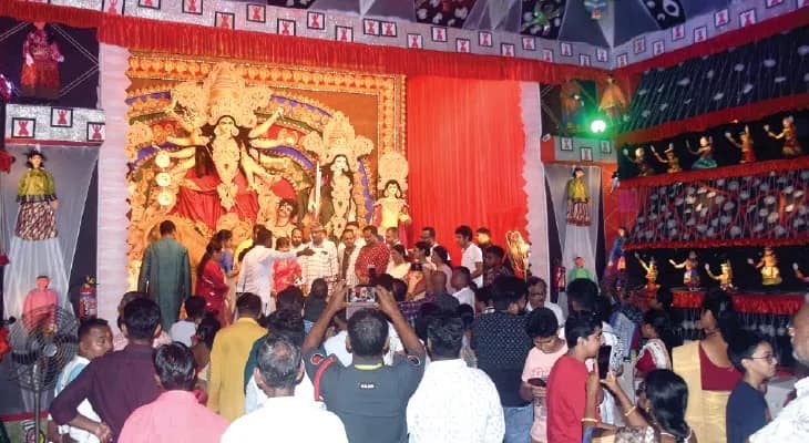 পুজোর এই আনন্দবন্যায় বাকি সব মিছে