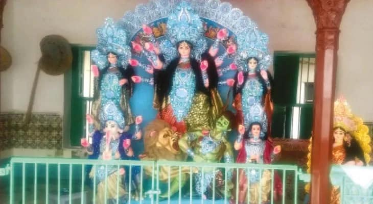 পুজোর বিসর্জনেই নজর কাড়ে কাঁচরাপাড়া়র পাল ও নন্দীবাড়ি