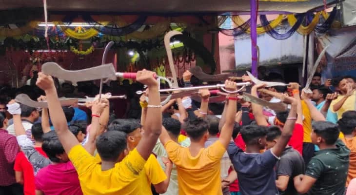 মহাষ্টমী ও নবমীর সন্ধিক্ষণে লাঠি, অস্ত্র নিয়ে জয়তারা উৎসবে মাতেন বাসিন্দারা