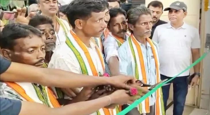 পুজো উদ্বোধনে সাফাই কর্মীরা, অনন্য নজির সিউড়িতে
