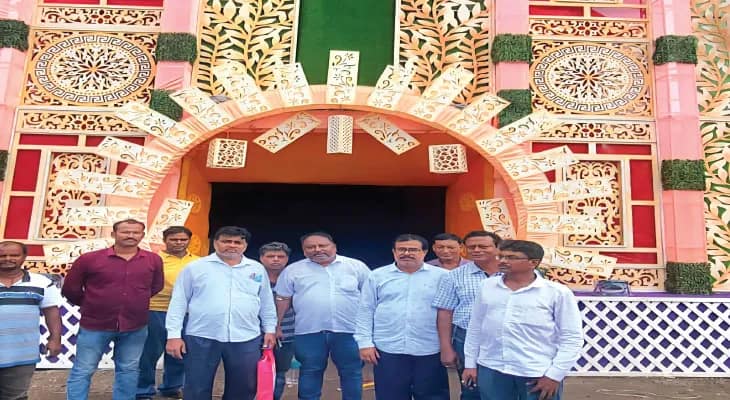 মন্দিরের আদলে কাঠের মণ্ডপ ডেবরার মুম্বই রোড সর্বজনীনের