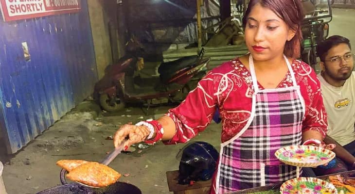 মধ্যমগ্রামের রাস্তায় ফাস্ট ফুড বিক্রি করে সংসার চালাচ্ছেন কলেজ ছাত্রী