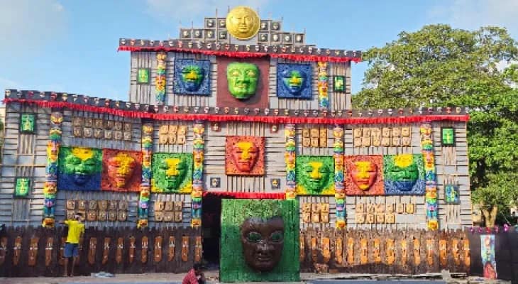 মুখোশ দিয়ে মণ্ডপ সাজিয়ে তাক লাগাল বি-৭ এর পল্লি