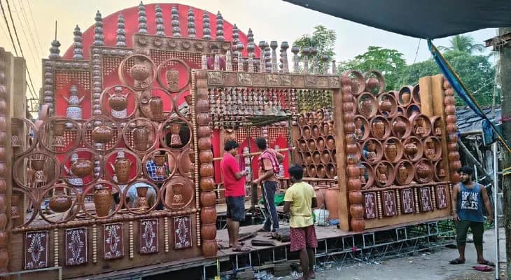 নোদাখালি-সাউথ বাওয়ালিতে গামছা  আর মাটির প্রদীপ, মালসা দিয়ে মণ্ডপ