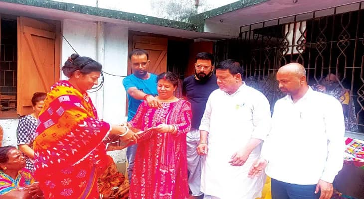 বিজয়ায় সিঁদুর খেলায় মহিলাদের শামিল করতে শাড়ি, আলতা বিলি