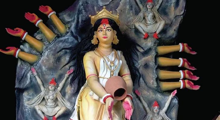 পঞ্চমীতে উপচে পড়া ভিড় শহরতলিতে, দুপুর থেকেই মণ্ডপে দর্শনার্থীরা